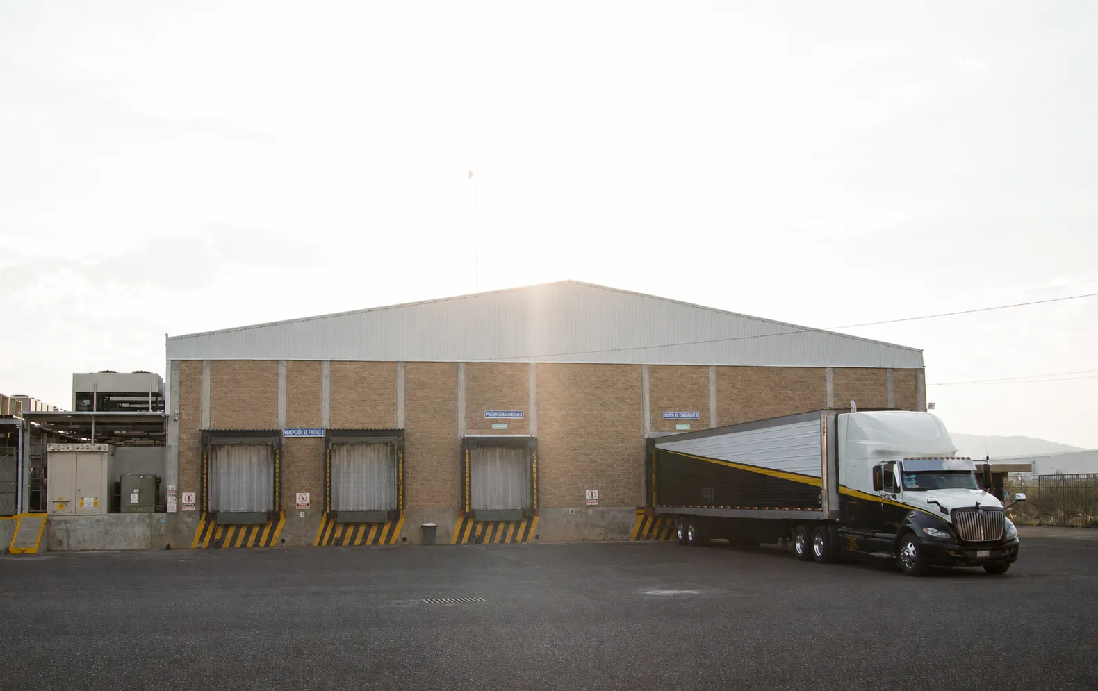 Tráiler refrigerado acoplado a un andén de embarque de la planta de Bonum.